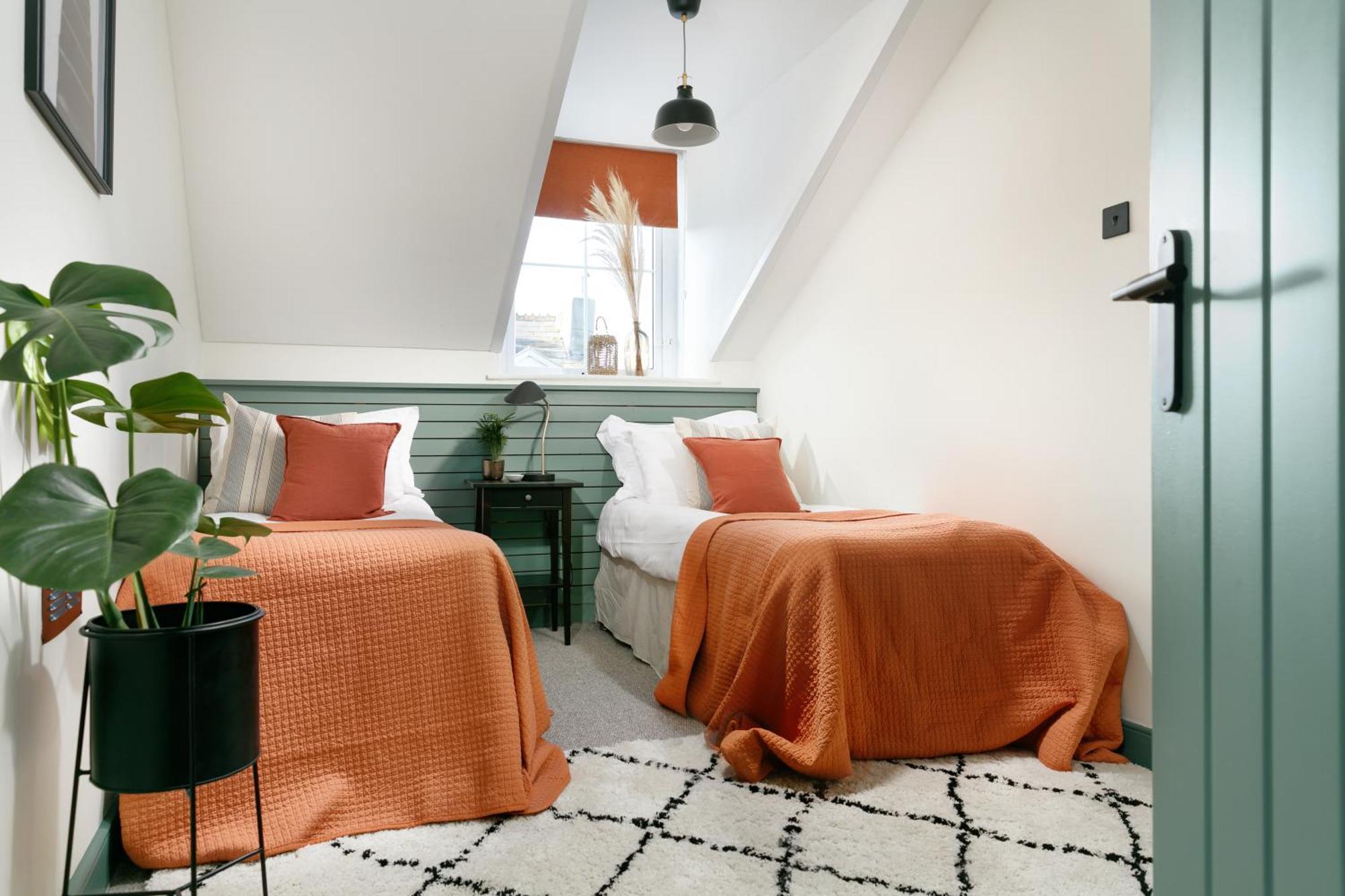 New Luxury For 2024 - Central Plymouth House - Sleeps 10 - Access To Plymouth Town - Close To The Barbican - Pets Welcome - Parking Available - By Luxe Living By Sophia Exterior foto